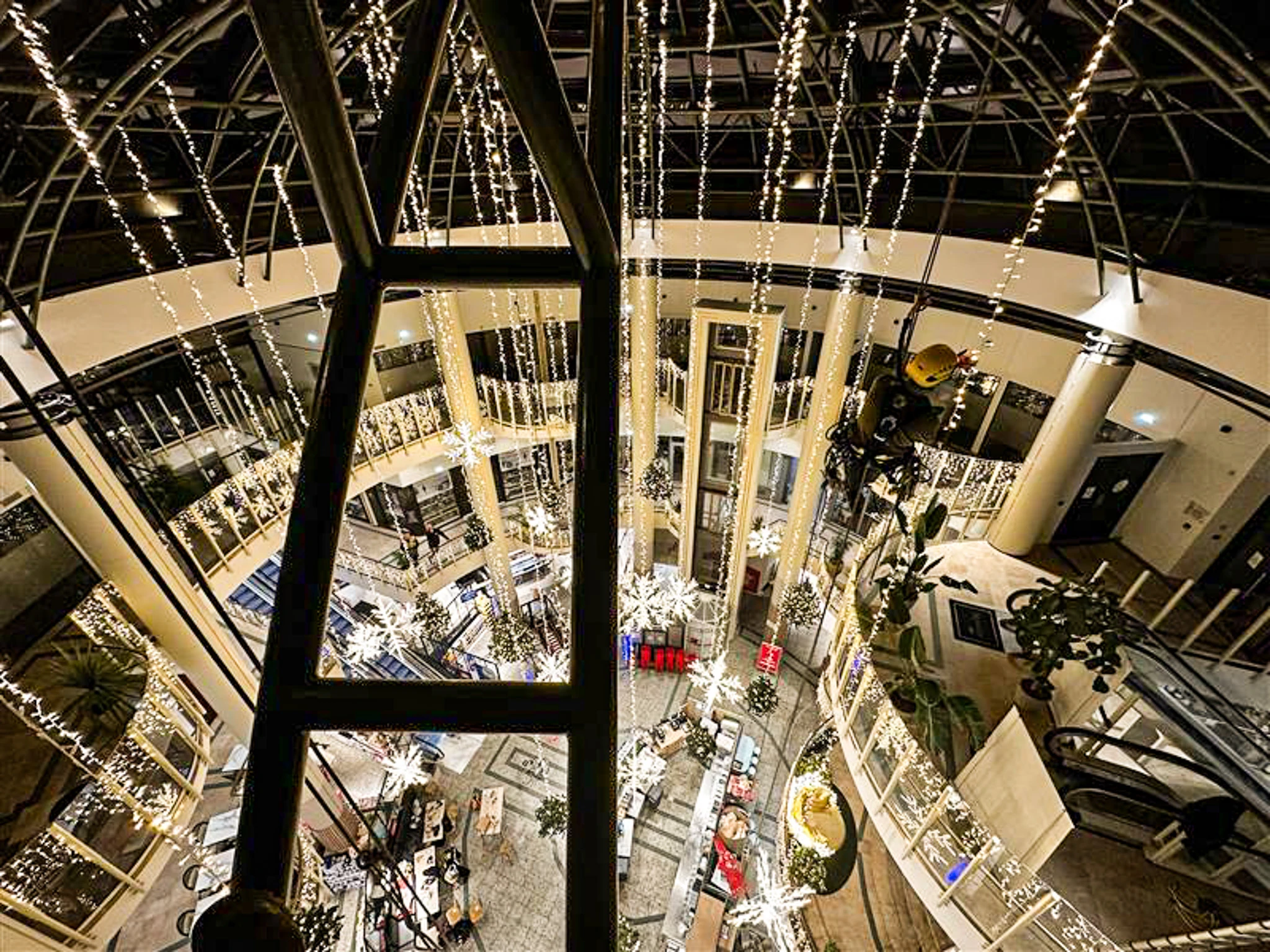 Installation des illuminations de Noël au Marché des Grands Hommes